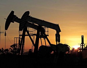 Confira os poços de petróleo da Petrobrás que ficam na Fazenda Belém à beira da estrada. 