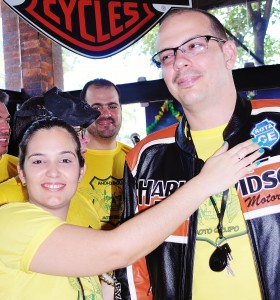 Ricardo, na hora de receber o patch das mãos da esposa Poliana. Foto: Luis Sucupira - Anonymous MG