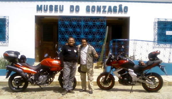 Luís Sucupira e Ricardo Quinderé em frente ao Museu do Gozagão.
